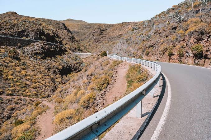 GC-550 road near the access to the Tobas de Colores